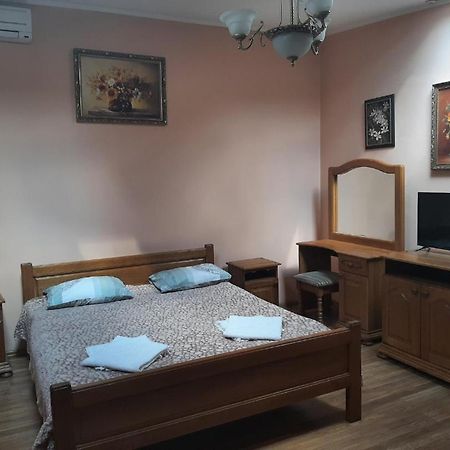 Hotel Nikolet Moekatsjeve Buitenkant foto