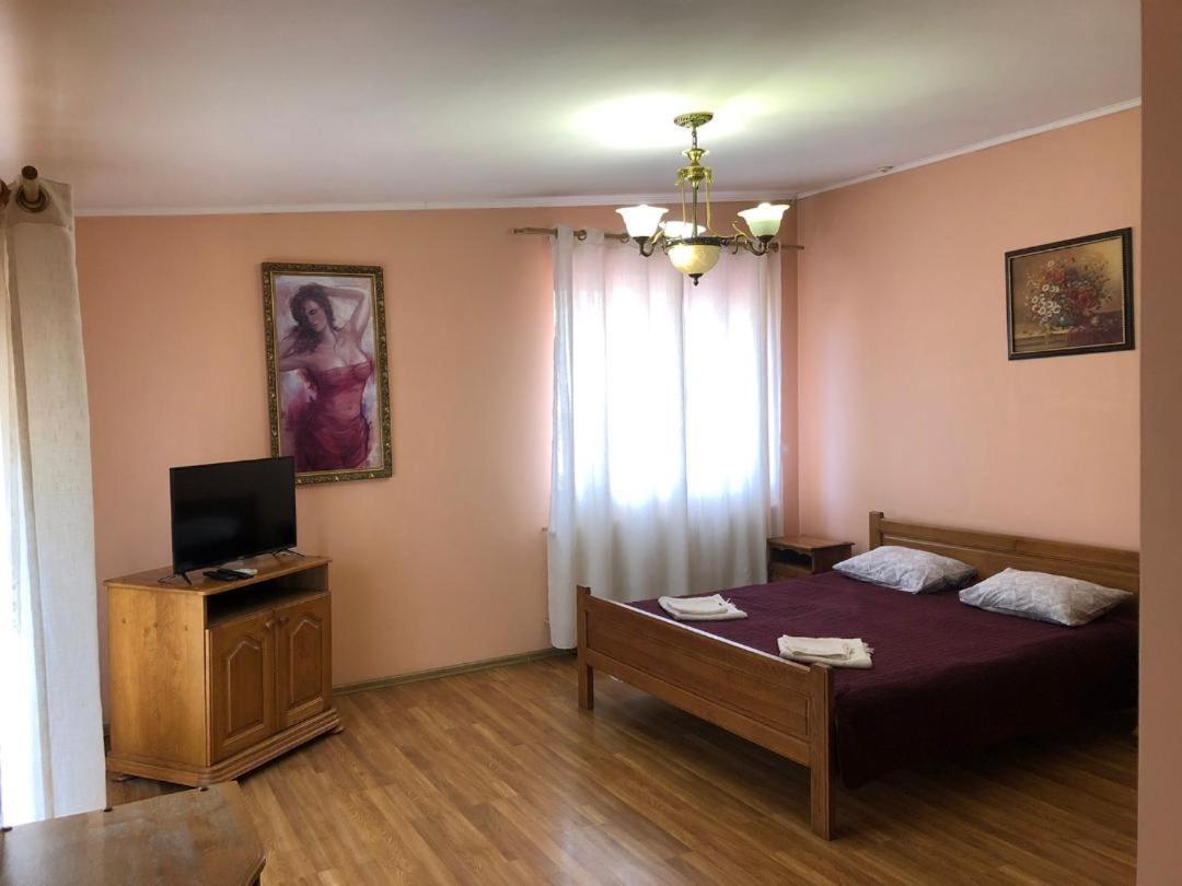 Hotel Nikolet Moekatsjeve Buitenkant foto