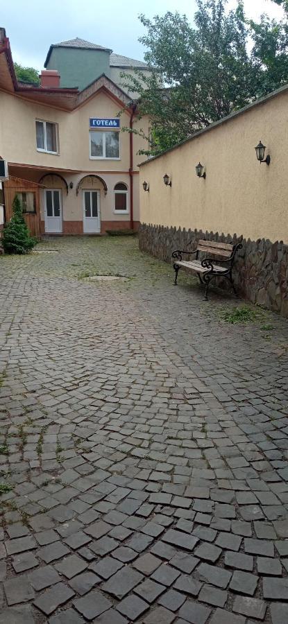 Hotel Nikolet Moekatsjeve Buitenkant foto