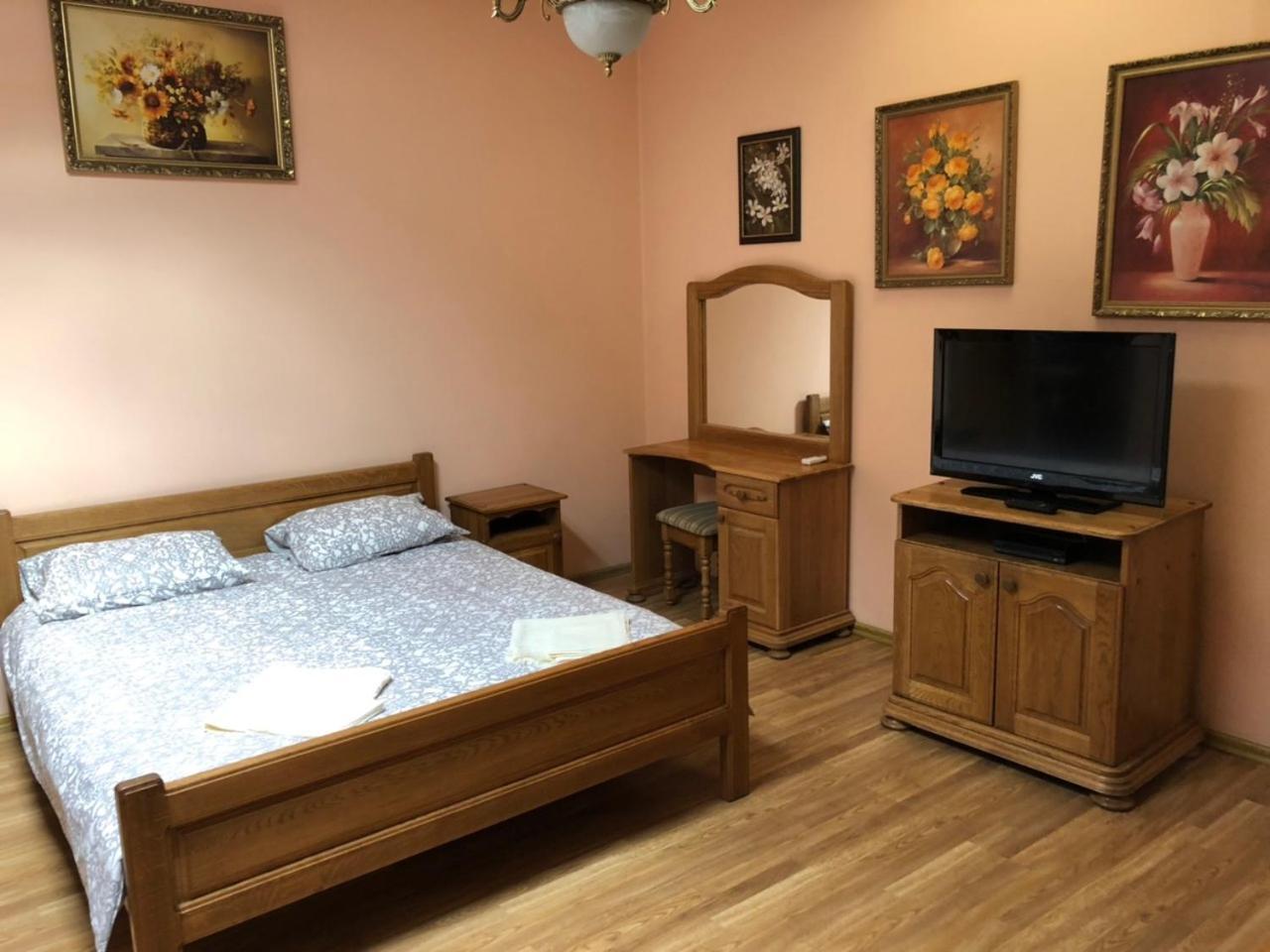 Hotel Nikolet Moekatsjeve Buitenkant foto